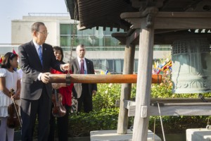 SG Rings Peace Bell-UN Photo Mark Garten