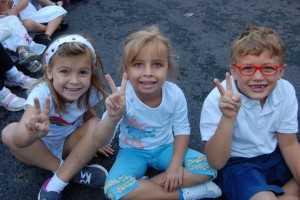 2012 Kids making peace signs